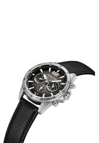 Strieborné hodinky z nehrdzavejúcej ocele s čiernym koženým remienkom. Obsahujú čierny textúrovaný ciferník, subciferníky chronografu a výrazné hodinové značky.