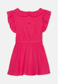 Vaaleanpunainen mekko, jossa on röyhelöiset lyhyet hihat, pyöreä pääntie ja vyötärölle kerätty kangas. Takana on nappikiinnitys ja liehuva helma.