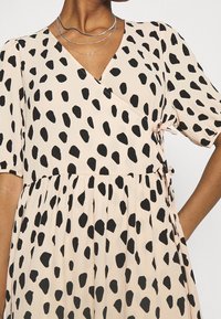 Monki Denní šaty - off-white