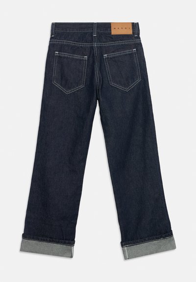 Σκούρο μπλε τζιν παντελόνι με φαρδιά πόδια και γυρισμένα μανσέτα, δύο πίσω τσέπες, αντίθετη λευκή ραφή και καφέ δερμάτινο λογότυπο στη μέση.