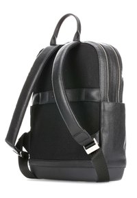 Zaino in pelle nera con accenti in rete. Presenta doppie aperture con cerniera, spallacci imbottiti e un fondo testurizzato per la durevolezza.