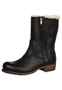 Bota de tobillo de cuero negro con un acabado texturizado, cierre con cremallera lateral y forro de piel sintética. Presenta un tacón bajo apilado y punta redondeada.
