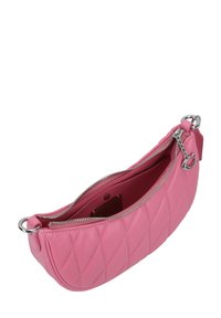 Quiltana roza usnjena torbica s krivuljno obliko, srebrn zadrgo in krožnimi kovinskimi dodatki. Notranjost ima gladko površino.