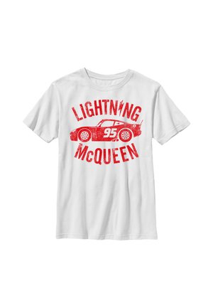 Biała koszulka z czerwoną grafiką samochodu numer 95 oraz tekstem "Lightning McQueen" zakrzywionym nad i pod samochodem.