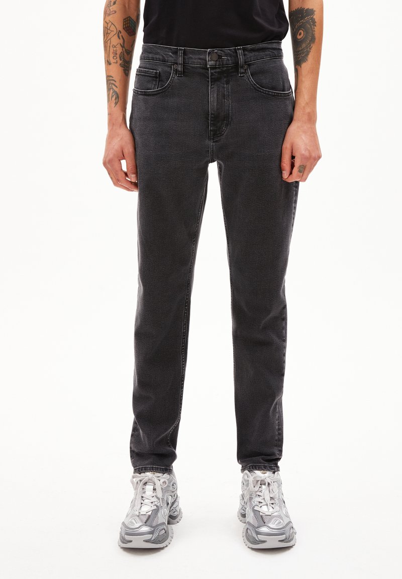 ARMEDANGELS AARJO TARPA - Jeans Tapered Fit - smoked