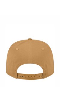 Brączowa regulowana czapka snapback widoczna od tyłu, z materiałowymi oczkami wentylacyjnymi i zaokrąglonym guzikiem u góry.