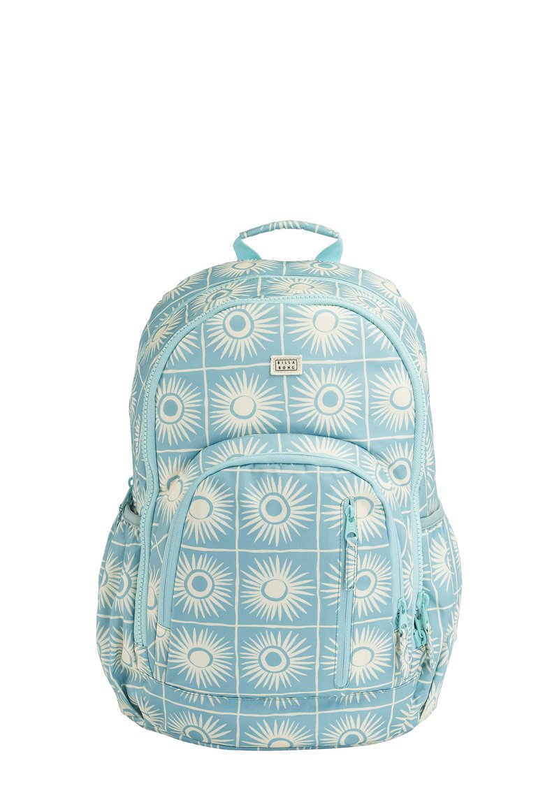 Blå tygryggsäck med ett solstrålemönster. Har flera fickor med dragkedja, ett handtag på toppen och vadderade axelremmar.