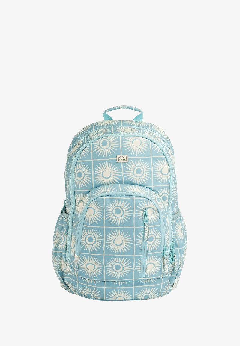 Blå tygryggsäck med ett solstrålemönster. Har flera fickor med dragkedja, ett handtag på toppen och vadderade axelremmar.