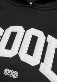 Schwarzer Kapuzenpullover mit großen weißen gestickten "COOL"-Text. Enthält ein kreisförmiges Logo mit drei miteinander verbundenen Kreisen unter dem Text.