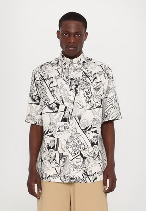 Chemise à manches courtes avec boutons en blanc, ornée de graphiques de bande dessinée noirs avec diverses illustrations et textes, en tissu de coton lisse.