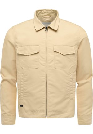 Beżowa kurtka na suwak z kołnierzem, dwoma klapowanymi kieszeniami na piersi oraz kieszeniami po bokach, z długimi rękawami i czarną prostokątną metką przy dolnym brzegu.