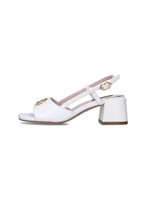 Sandal con tacco alto sintetico bianco, con punta aperta e tacco quadrato. Presenta una sottile cinturino alla caviglia e un accento dorato sul davanti.