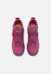 Buffalo ASPHA MID - Botines bajos - berry