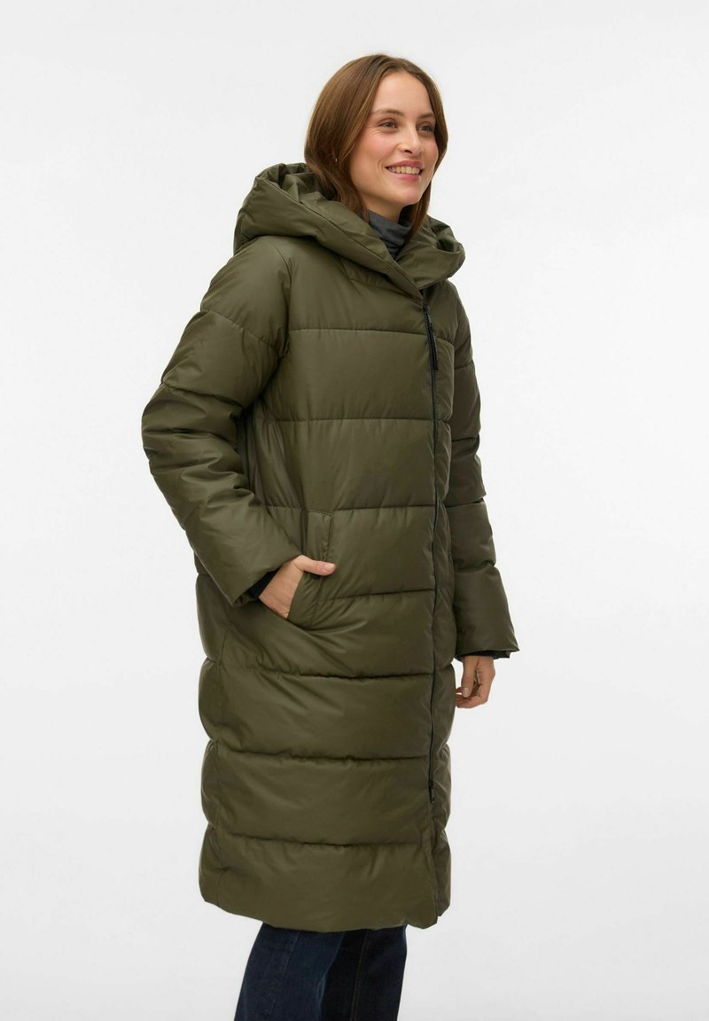 Oljčno zelena podložena jakna s kapuco, z zadrgo, stranskimi žepi in vodoravnimi šivi za izolacijo.