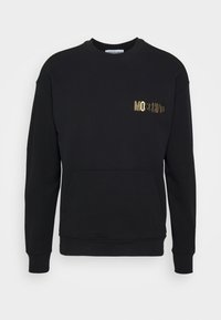 Černá mikina vyrobená ze 100% bavlny, s přední kapsou a zlatým logem "Moschino" na levé straně. Rybářské manžety a výstřih.