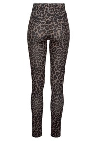 Leggings con stampa leopardata a vita alta, realizzati in un tessuto liscio e elastico nelle sfumature di marrone e nero, progettati per comfort e flessibilità.