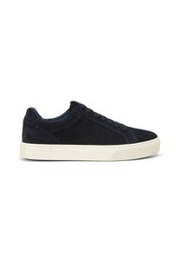 Marineblaue Wildleder-Sneaker mit flacher, weißer Gummisohle, abgerundetem Zehenbereich, gepolstertem Schaft und sechs Ösen für die Schnürsenkel. Minimalistisches Design.