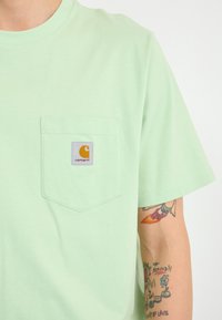 Carhartt WIP POCKET - Základné tričko - charm green
