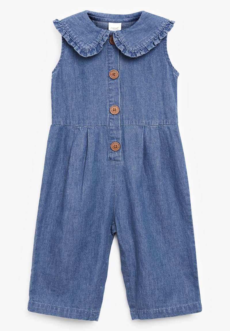 Combinaison en denim avec un col à volants, ornée de trois boutons en bois sur le devant, et un pantalon à jambes larges avec des ourlets cousus.