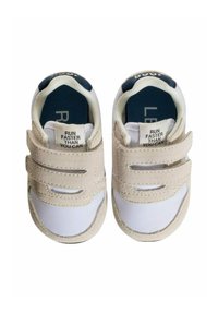 Sneaker con parte superiore bianca, dettagli in suede beige e interno blu. Presentano cinturini in Velcro e un'etichetta con il testo "CORRI PIÙ VELOCE DI QUANTO PUOI".