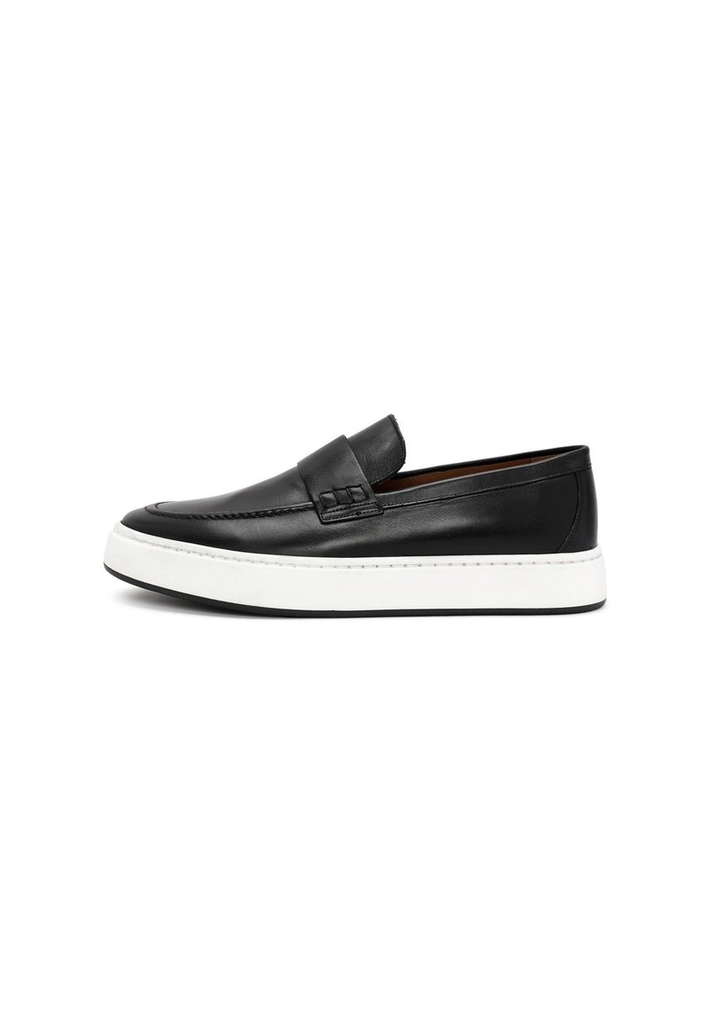 Schwarzer Leder-Schlupfschuh mit einer weißen Gummisohle, runder Schuhspitze und dezentem Nähen auf dem Obermaterial.