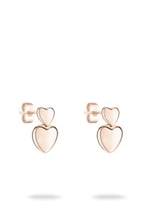 Rose gold hjerteformede studs, med et mindre hjerte over et større, glat overflade og poleret finish.