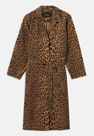 Manteau long imprimé léopard brun avec col, manches longues et ceinture en tissu assortie nouée à la taille, posé à plat sur un fond blanc.