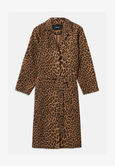 Długi brązowy płaszcz w cętki z kołnierzem, długimi rękawami oraz dopasowanym paskiem z materiału związanym w talii, rozłożony na białym tle.