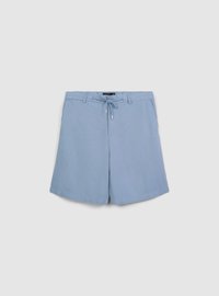 Hellblaue Shorts aus weichem Stoff, mit einem Kordelzug an der Taille, geradem Schnitt und ohne sichtbare Muster oder Hardware-Details.