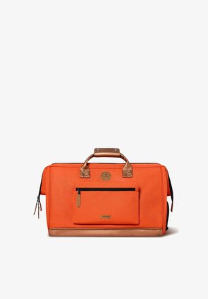 Sac de voyage en tissu orange avec des accents en cuir marron, poche avant zippée, doubles poignées supérieures et surface texturée. Dimensions non spécifiées.
