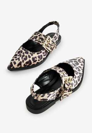 Chaussures slingback en imprimé léopard avec bout pointu, accents en métal doré et semelle plate noire. Équipées de découpes sur les côtés et d'une sangle réglable.