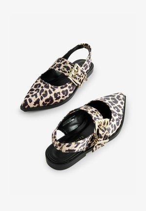Leopárdmintás slingback cipők hegyes orral, arany színű kiegészítőkkel és fekete lapos talppal. Kivágott oldalakkal és állítható pánttal rendelkezik.