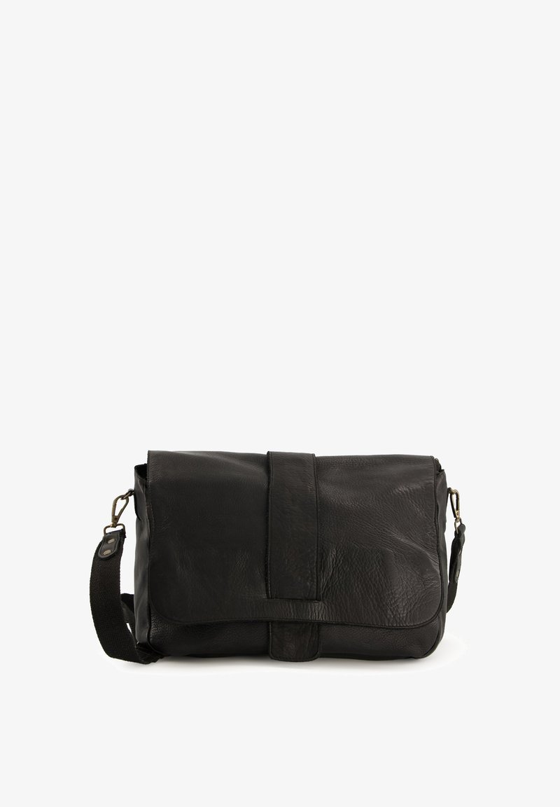 Schwarze Leder-Umhängetasche mit texturiertem Finish, umklappbarem Deckel und verstellbarem Trageriemen. Verfügt über ein dezentes gesticktes Design und metallische Hardware-Elemente.
