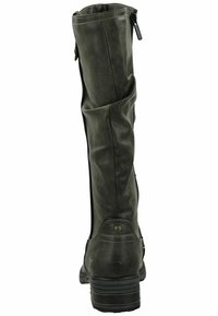 Botte haute en simili cuir vert olive avec un design décontracté, fermeture éclair sur le côté et un talon empilé. Surface texturée avec des détails de couture subtils.