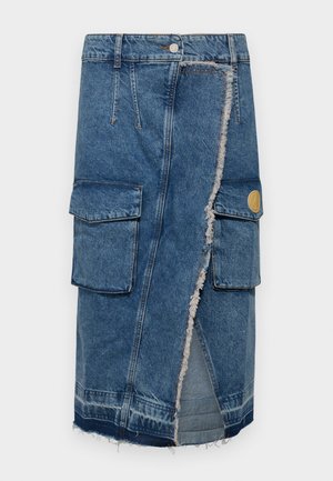 Denim-Midi-Rock mit zwei vorderen Cargo-Taschen, fransigem Saum und rohem Rand. Verfügt über ein klassisches Fünf-Pocket-Design in mittlerer blauer Waschung.