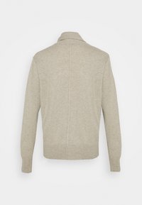 Světlé šedé pletené kardigan s šálovým límcem, dlouhými rukávy a přiléhavým lemem. Na zadní straně má středový šev.