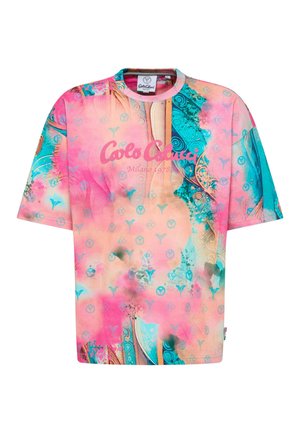 Kleurvolle T-shirt met korte mouwen, featuring een mengeling van roze en turkooise patronen, met een grafische print en logo in het midden. Soepele textuur.