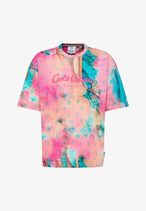 Kleurvolle T-shirt met korte mouwen, featuring een mengeling van roze en turkooise patronen, met een grafische print en logo in het midden. Soepele textuur.