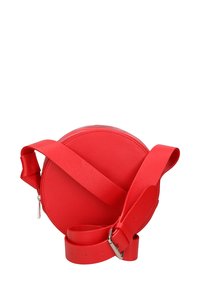 Rote Leder-Rundum-Umhängetasche mit strukturiertem Oberflächen, verstellbarem Tragegurt und silberner Hardware, mit einem Reißverschluss an der Oberseite.