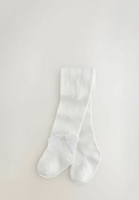 Weiße knielange Socken aus geripptem Material mit einer kleinen weißen Schleife auf einem Socken. Glatte Textur, gefaltetes Bündchen-Design.