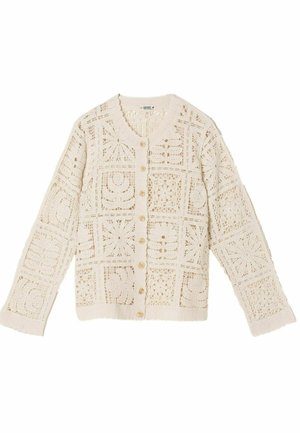 Krémově zbarvený háčkovaný svetr s dlouhými rukávy, zapínáním na knoflíky vpředu a složitým krajkovým vzorem ve čtvercovém designu.