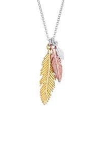 Tre pendenti a forma di foglia in oro, oro rosa e argento pendono da una catena argento. Ogni pendente presenta venature e trame dettagliate.