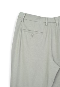 Hellgraue maßgeschneiderte Hose mit einer Gesäßtasche mit Knopf und Gürtelschlaufen auf weißem Hintergrund.