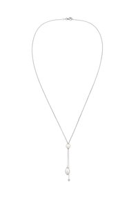 Collier en chaîne argentée agrémenté de deux perles blanches, l'une plus grande et l'autre plus petite, avec un accent en cristal suspendu à l'extrémité.