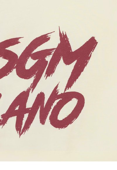 Kremowa koszulka z odważnym, pędzlowym napisem w kolorze maroon "SGM MILANO" na przodzie. Wykonana z miękkiej bawełny, o luźnym kroju i krótkich rękawach.