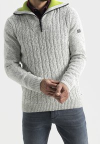 Maglione lavorato a maglia grigio chiaro con motivo a treccia texturizzato, mezza zip e colletto verde. Presenta polsini e vita a costine.