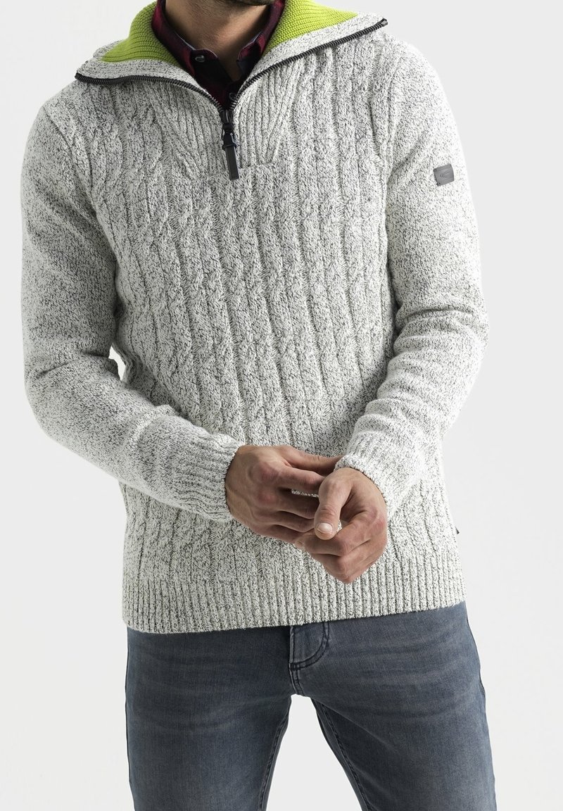 Maglione lavorato a maglia grigio chiaro con motivo a treccia texturizzato, mezza zip e colletto verde. Presenta polsini e vita a costine.
