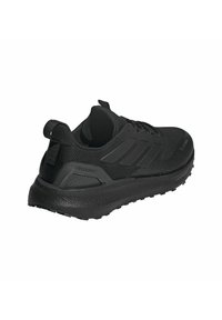 Chaussure de running noire avec un dessus en maille texturée, design à trois rayures et une semelle rembourrée. Comprend une languette au talon pour un enfilage facile.