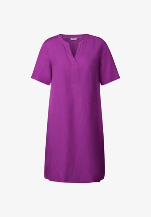 Robe en lin violette à manches courtes avec décolleté en V et boutonnage, présentant une coupe décontractée et une longueur mi-genoux.