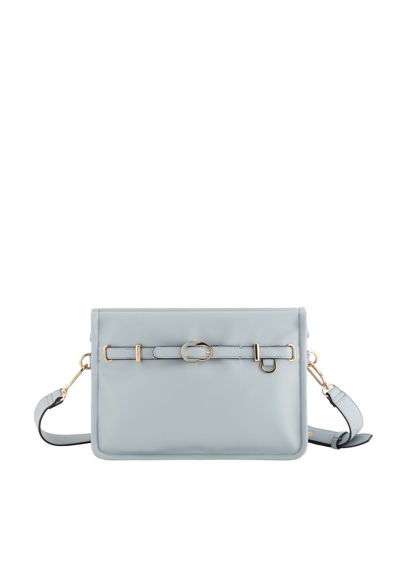 Lyseblå lædertaske med guldfarvet hardware, rektangulær form, justerbar skulderrem og spænde detajler på forsiden.